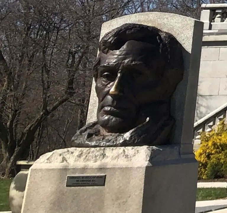 Visiting Lincoln's Tomb