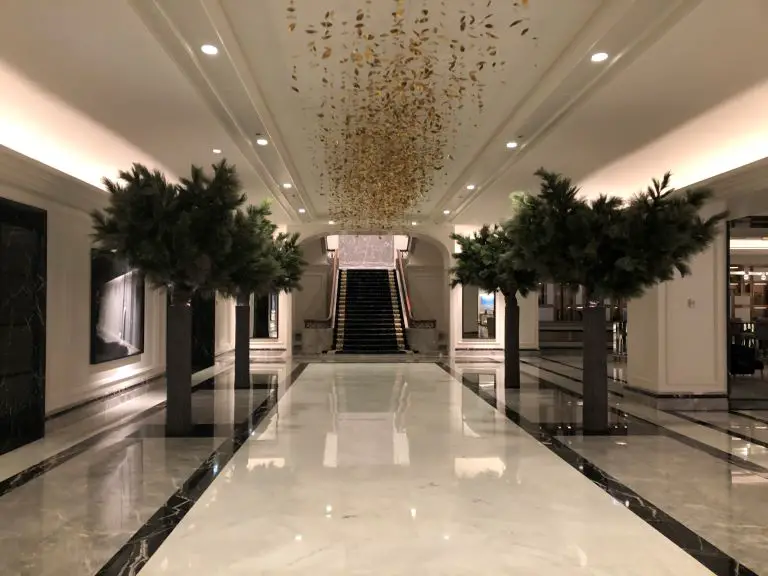 four seasons chicago tips hallway