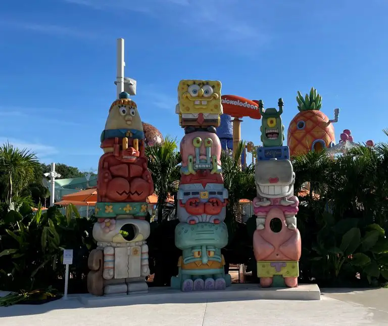 nickelodeon water park and hotel statues