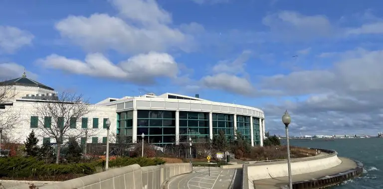 shedd aquarium entrance